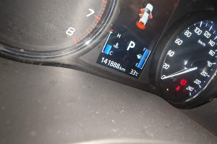 Used Mitsubishi Outlander 2019 2.0L Two-Wheel Drive Comfort Edition 7-Seater China VI Standard Odometer Close Up