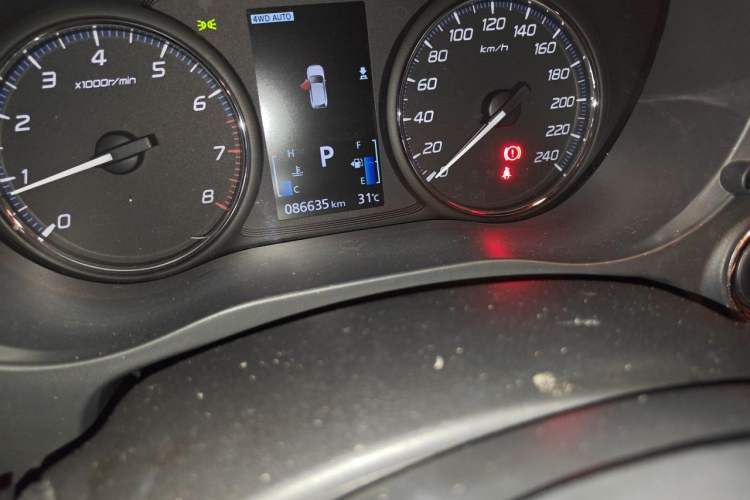 Used Mitsubishi Outlander 2019 2.4L 4x4 Zhi Xiang Edition 7 Seats China VI Standard Odometer Close Up