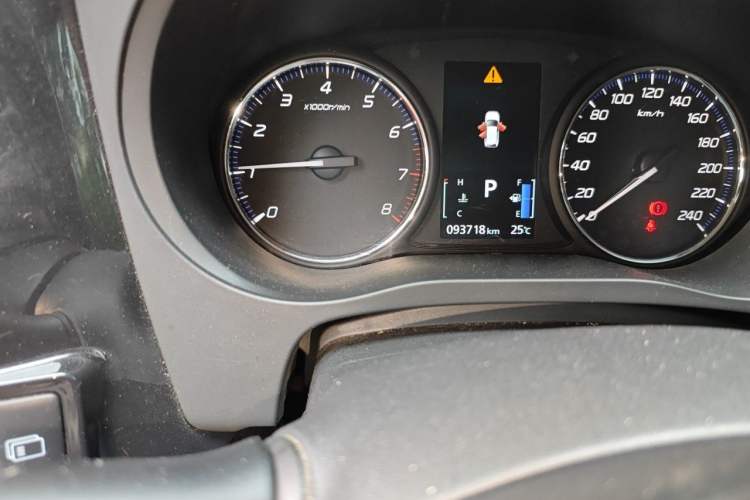 Used Mitsubishi Outlander 2019 2.0L Two-Wheel Drive Comfort Edition 7-Seater China VI Standard Odometer Close Up