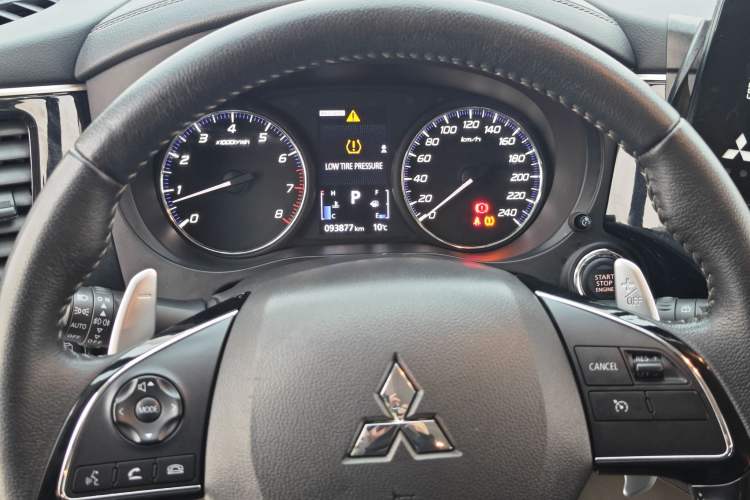 Used Mitsubishi Outlander 2019 2.4L 4x4 Zhi Xiang Edition 5 Seats China VI Standard Odometer Close Up