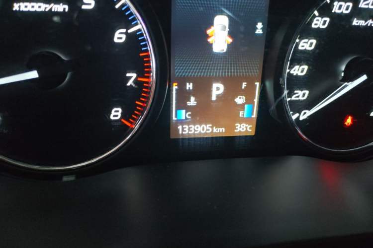 Used Mitsubishi Outlander 2019 2.4L 4x4 Zhi Xiang Edition 7 Seats China VI Standard Odometer Close Up