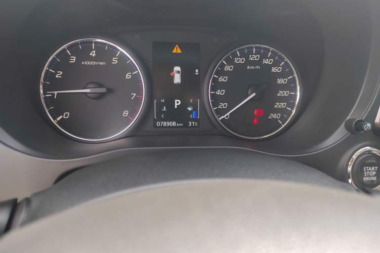 Used Mitsubishi Outlander 2019 2.0L Two-Wheel Drive Comfort Edition 7-Seater China VI Standard Odometer Close Up