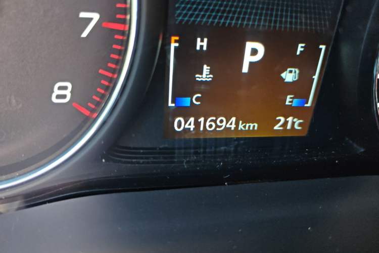 Used Mitsubishi Outlander 2019 2.4L 4x4 Zhi Xiang Edition 5 Seats China V Emission Standard Odometer Close Up