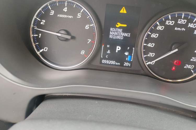 Used Mitsubishi Outlander 2019 2.0L Two-Wheel Drive Comfort Edition 7-Seater China VI Standard Odometer Close Up