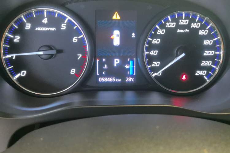 Used Mitsubishi Outlander 2019 2.0L Two-Wheel Drive Comfort Edition 7-Seater China VI Standard Odometer Close Up