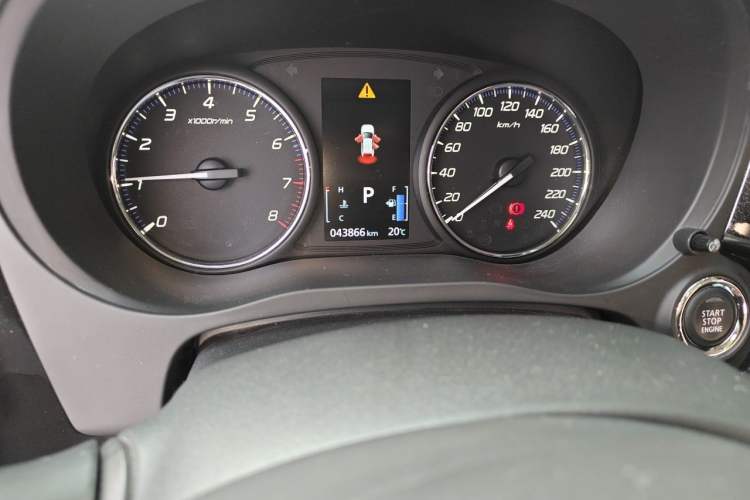 Used Mitsubishi Outlander 2019 2.0L Two-Wheel Drive Comfort Edition 5 Seats China VI Standard Odometer Close Up