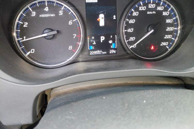 Used Mitsubishi Outlander 2019 2.4L 4x4 Zhi Xiang Edition 7 Seats China VI Standard Odometer Close Up