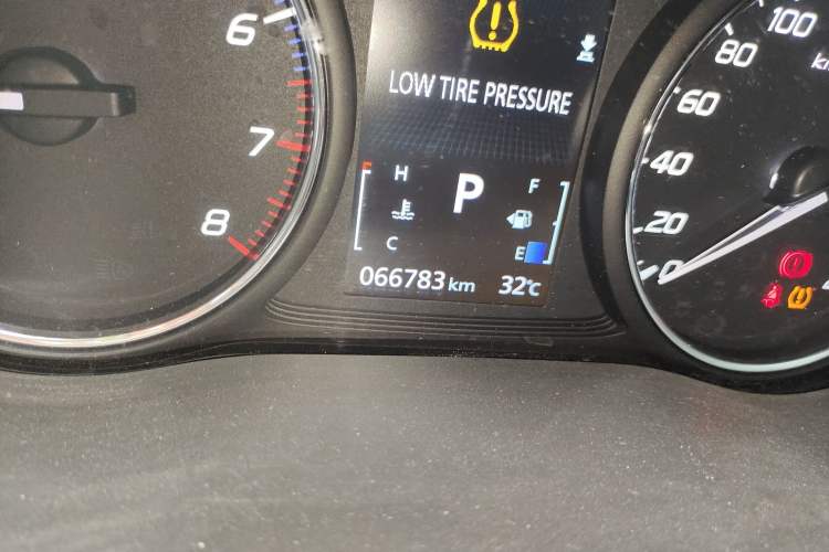 Used Mitsubishi Outlander 2019 2.0L Two-Wheel Drive Comfort Edition 5 Seats China VI Standard Odometer Close Up