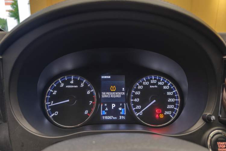 Used Mitsubishi Outlander 2019 2.4L 4x4 Zhi Xiang Edition 5 Seats China V Emission Standard Odometer Close Up