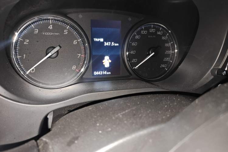 Used Mitsubishi Outlander 2019 2.4L 4x4 Zhi Xiang Edition 5 Seats China V Emission Standard Odometer Close Up