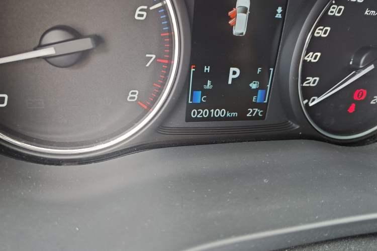 Used Mitsubishi Outlander 2019 2.0L Two-Wheel Drive Comfort Edition 7-Seater China VI Standard Odometer Close Up