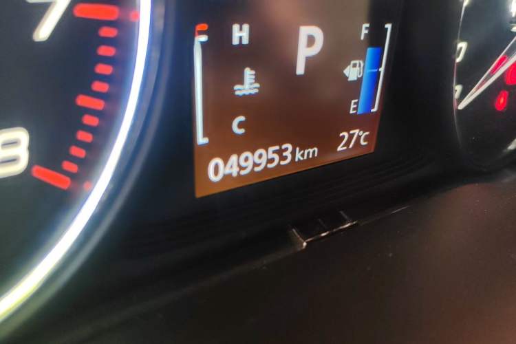 Used Mitsubishi Outlander 2019 2.4L 4x4 Zhi Xiang Edition 5 Seats China V Emission Standard Odometer Close Up