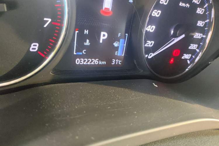 Used Mitsubishi Outlander 2019 2.0L Two-Wheel Drive Comfort Edition 5 Seats China VI Standard Odometer Close Up