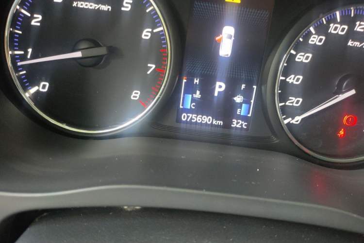 Used Mitsubishi Outlander 2019 2.0L Two-Wheel Drive Comfort Edition 5 Seats China VI Standard Odometer Close Up