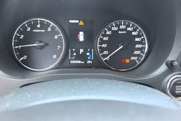 Used Mitsubishi Outlander 2019 2.4L 4x4 Zhi Xiang Edition 7 Seats China VI Standard Odometer Close Up