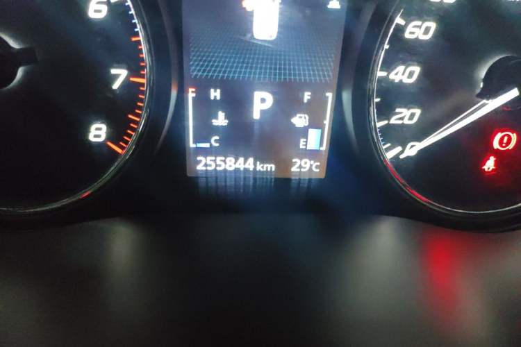 Used Mitsubishi Outlander 2019 2.0L Two-Wheel Drive Comfort Edition 7-Seater China VI Standard Odometer Close Up