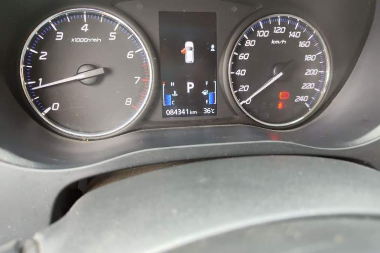 Used Mitsubishi Outlander 2019 2.0L Two-Wheel Drive Comfort Edition 5 Seats China VI Standard Odometer Close Up