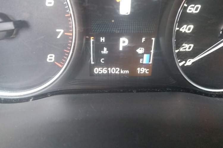 Used Mitsubishi Outlander 2019 2.0L Two-Wheel Drive Comfort Edition 7-Seater China VI Standard Odometer Close Up