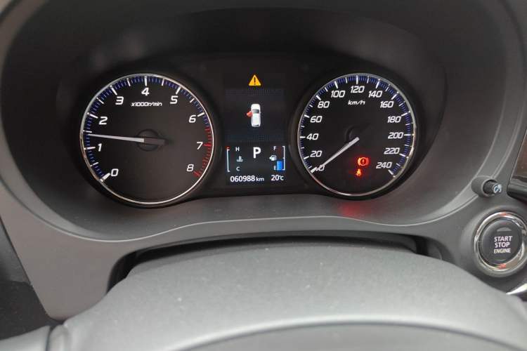 Used Mitsubishi Outlander 2019 2.0L Two-Wheel Drive Comfort Edition 5 Seats China VI Standard Odometer Close Up