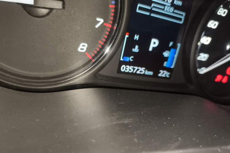 Used Mitsubishi Outlander 2019 2.0L Two-Wheel Drive Comfort Edition 5 Seats China VI Standard Odometer Close Up