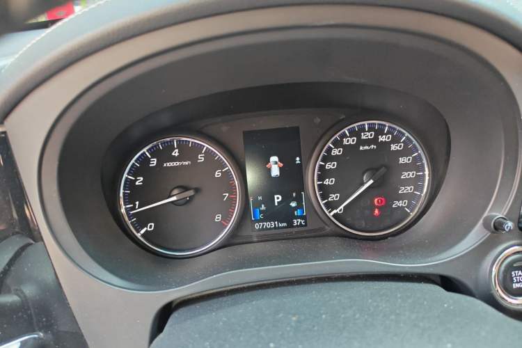 Used Mitsubishi Outlander 2019 2.0L Two-Wheel Drive Comfort Edition 5 Seats China VI Standard Odometer Close Up