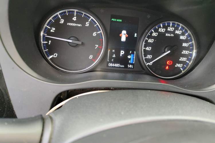 Used Mitsubishi Outlander 2019 2.4L Two-Wheel Drive ZhiXing Version 5 Seats China V Emission Standard Odometer Close Up