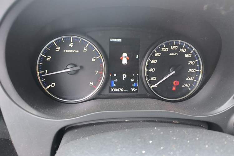 Used Mitsubishi Outlander 2019 2.4L 4x4 Zhi Xiang Edition 7 Seats China VI Standard Odometer Close Up