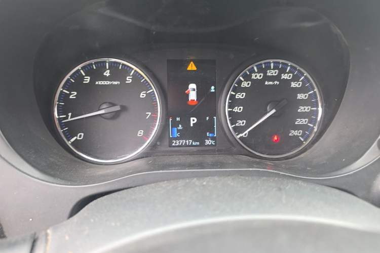 Used Mitsubishi Outlander 2019 2.0L Two-Wheel Drive Comfort Edition 5 Seats China VI Standard Odometer Close Up