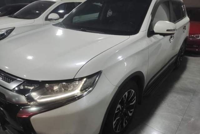 Used Mitsubishi Outlander 2019 2.0L Two-Wheel Drive Comfort Edition 7 Seats China V Emission Standard