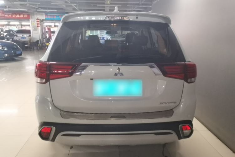 Used Mitsubishi Outlander 2019 2.0L Two-Wheel Drive Comfort Edition 5 Seats China VI Standard Rear