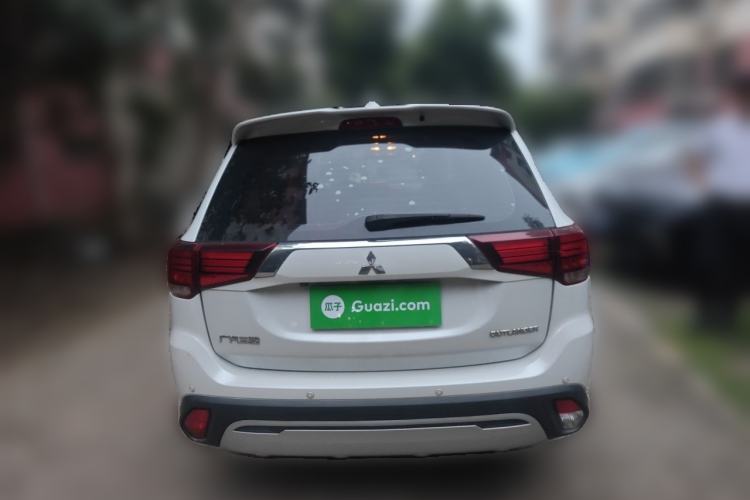 Used Mitsubishi Outlander 2019 2.0L Two-Wheel Drive Comfort Edition 7-Seater China VI Standard Rear