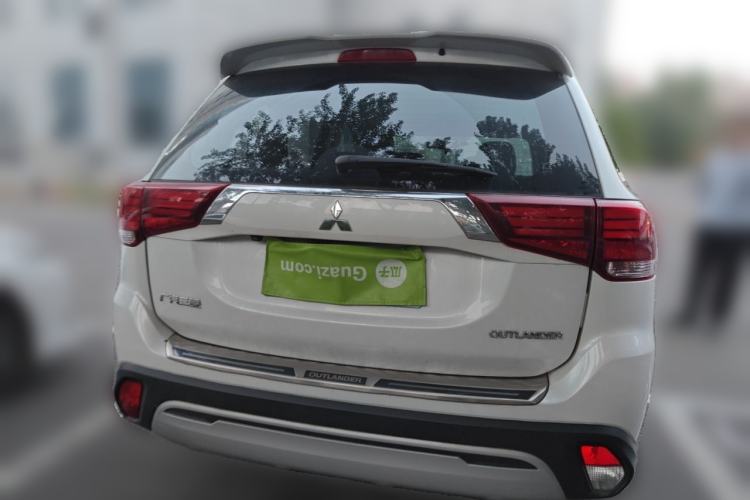 Used Mitsubishi Outlander 2019 2.0L Two-Wheel Drive Comfort Edition 7 Seats China V Emission Standard Rear