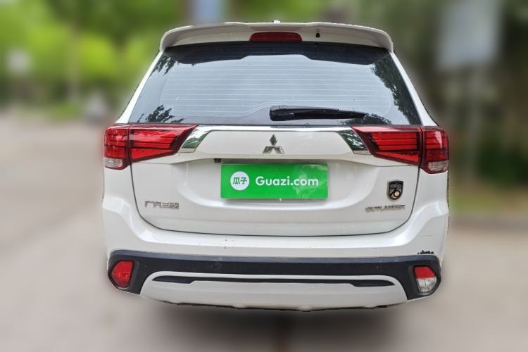 Used Mitsubishi Outlander 2019 2.0L Two-Wheel Drive Comfort Edition 7-Seater China VI Standard Rear