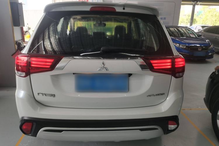 Used Mitsubishi Outlander 2019 2.0L Two-Wheel Drive Comfort Edition 7-Seater China VI Standard Rear