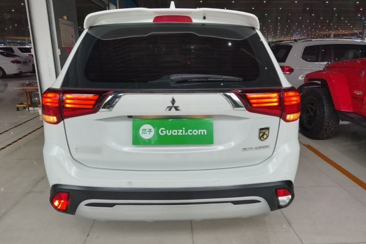 Used Mitsubishi Outlander 2019 2.0L Two-Wheel Drive Comfort Edition 7-Seater China VI Standard Rear