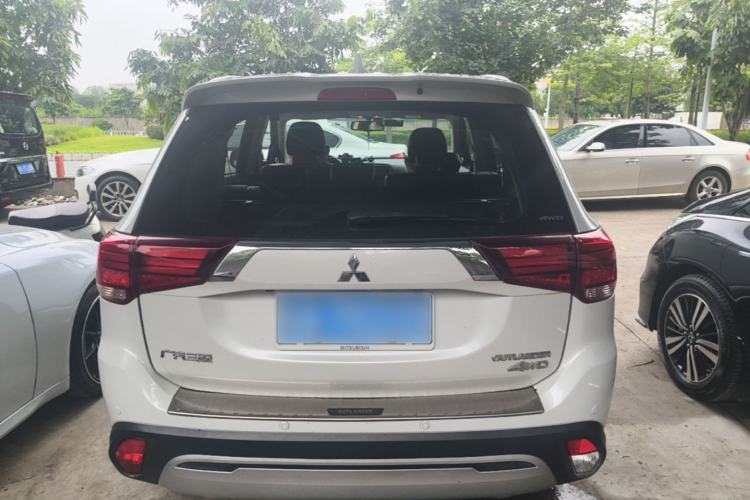 Used Mitsubishi Outlander 2019 2.4L 4x4 Zhi Xiang Edition 7 Seats China VI Standard Rear