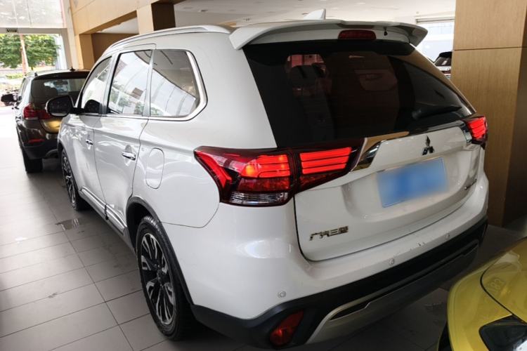 Used Mitsubishi Outlander 2019 2.4L 4x4 Zhi Xiang Edition 5 Seats China V Emission Standard Rear Left 45 Deg