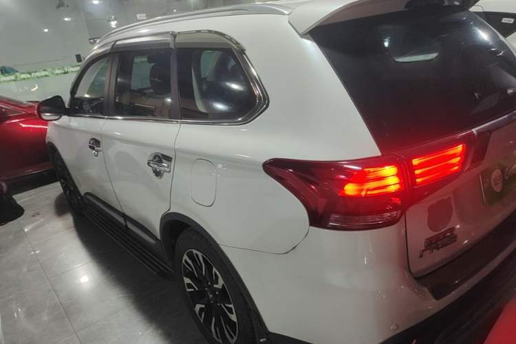 Used Mitsubishi Outlander 2019 2.0L Two-Wheel Drive Comfort Edition 7 Seats China V Emission Standard Rear Left 45 Deg