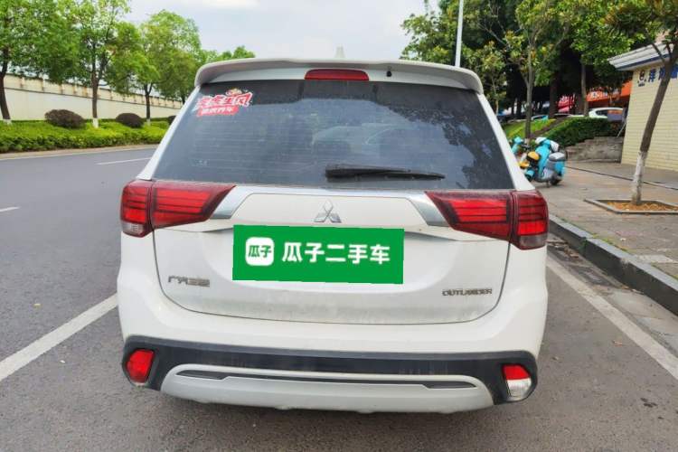 Used Mitsubishi Outlander 2019 2.0L Two-Wheel Drive Comfort Edition 5 Seats China VI Standard Rear