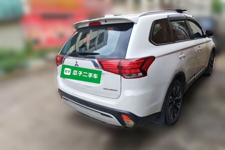 Used Mitsubishi Outlander 2019 2.0L Two-Wheel Drive Comfort Edition 7 Seats China V Emission Standard Rear Right 45 Deg