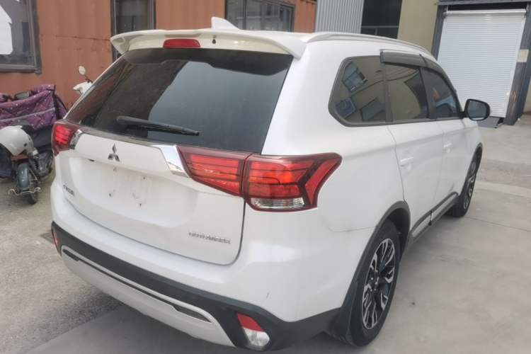 Used Mitsubishi Outlander 2019 2.0L Two-Wheel Drive Comfort Edition 7 Seats China V Emission Standard Rear Right 45 Deg