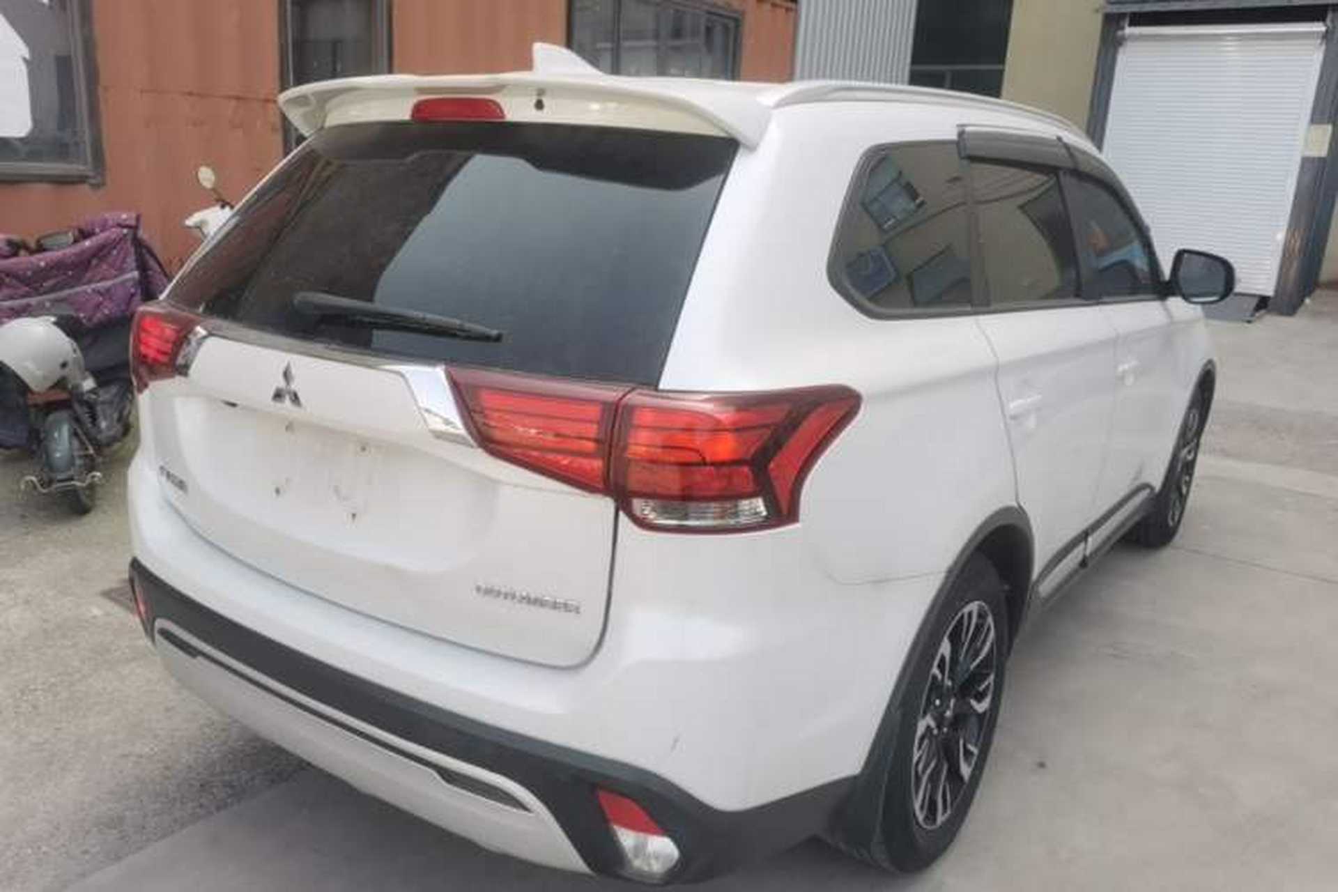 Used Mitsubishi Outlander 2019 2.0L Two-Wheel Drive Comfort Edition 7 Seats China V Emission Standard Rear Right 45 Deg