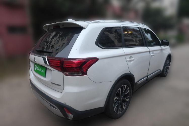 Used Mitsubishi Outlander 2019 2.0L Two-Wheel Drive Comfort Edition 7-Seater China VI Standard Rear Right 45 Deg