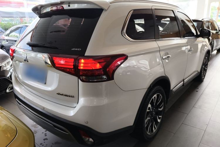 Used Mitsubishi Outlander 2019 2.4L 4x4 Zhi Xiang Edition 5 Seats China V Emission Standard Rear Right 45 Deg