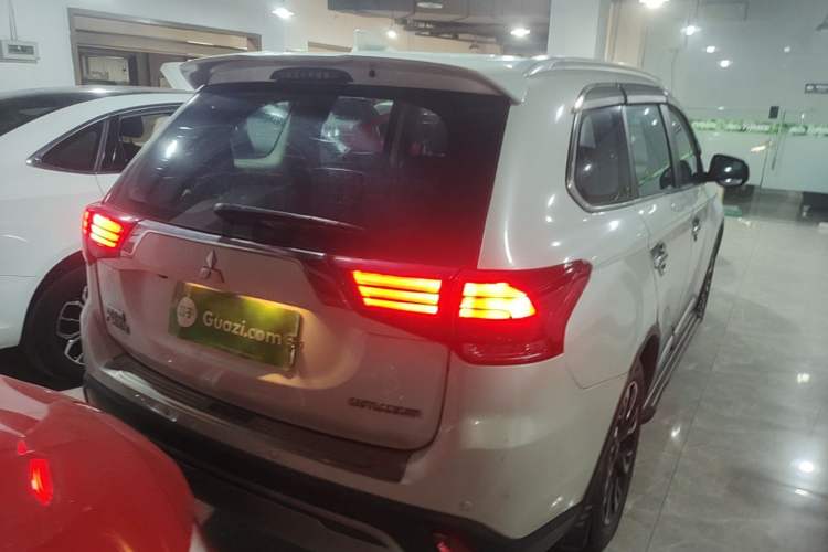 Used Mitsubishi Outlander 2019 2.0L Two-Wheel Drive Comfort Edition 7 Seats China V Emission Standard Rear Right 45 Deg