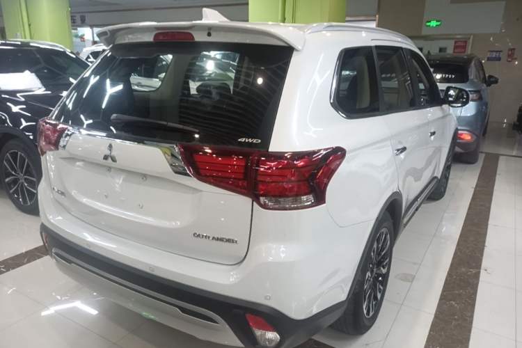 Used Mitsubishi Outlander 2019 2.4L 4x4 Zhi Xiang Edition 7 Seats China VI Standard Rear Right 45 Deg