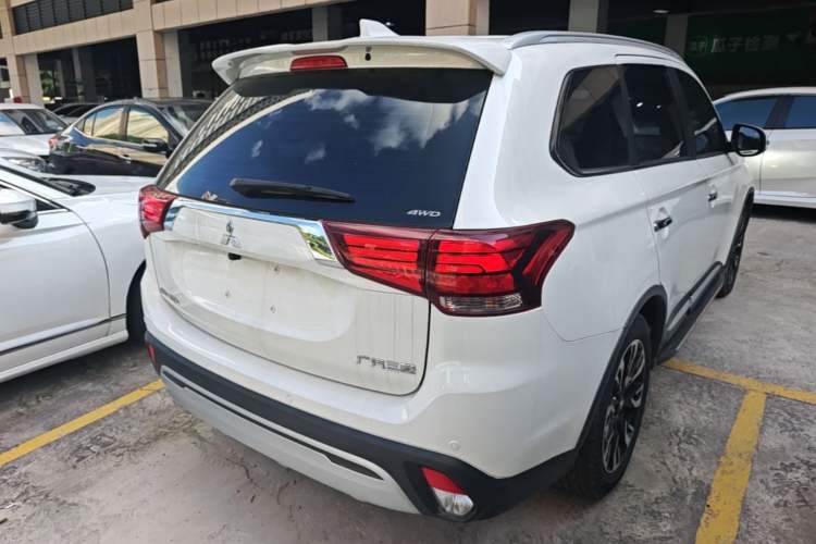 Used Mitsubishi Outlander 2019 2.4L 4x4 Zhi Xiang Edition 7 Seats China VI Standard Rear Right 45 Deg