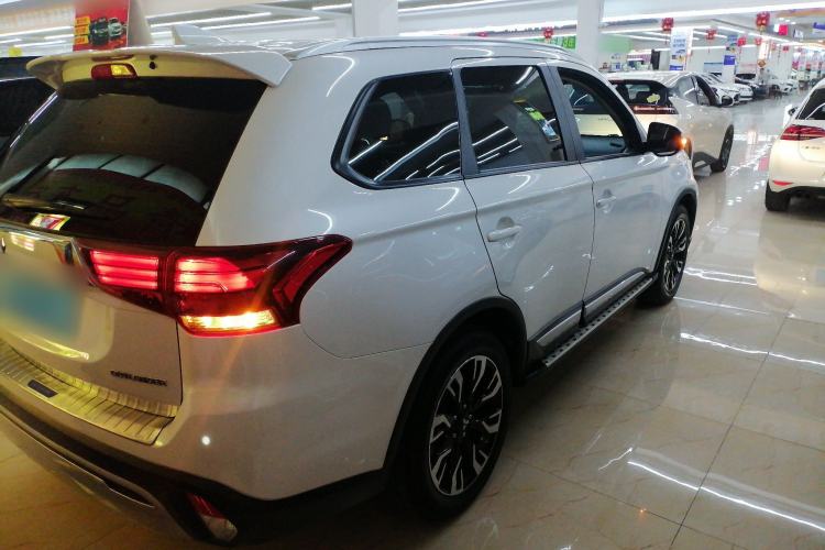 Used Mitsubishi Outlander 2019 2.0L Two-Wheel Drive Comfort Edition 7-Seater China VI Standard Rear Right 45 Deg