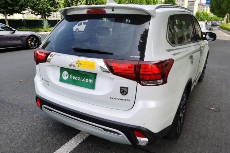 Used Mitsubishi Outlander 2019 2.4L 4x4 Zhi Xiang Edition 7 Seats China VI Standard Rear Right 45 Deg
