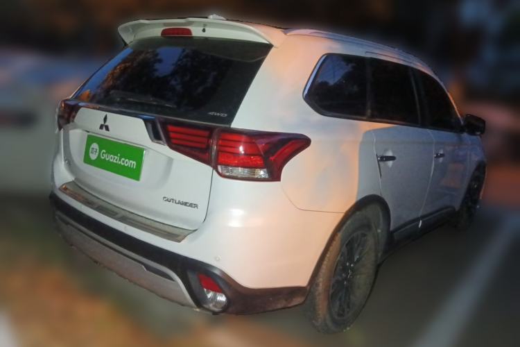 Used Mitsubishi Outlander 2019 2.4L 4x4 Zhi Xiang Edition 7 Seats China V Emission Standard Rear Right 45 Deg